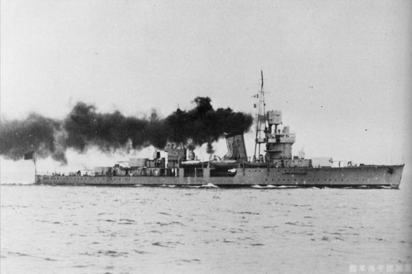 文件:Chinese cruiser PING-HAI in 1936.jpg