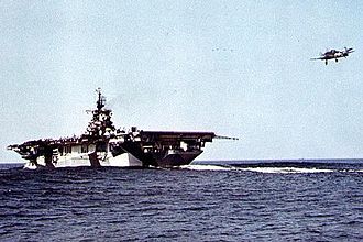 文件:USS Hancock (CV-19) recovers a Grumman F6F Hellcat, circa in 1944 (80-G-K-1929-A).jpg