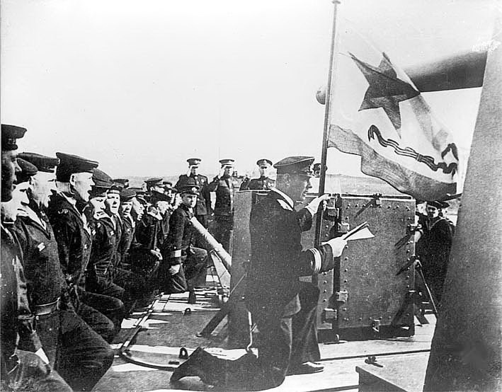 文件:Вручение гвардейского знамени экипажу эсминца Гремящий.jpg