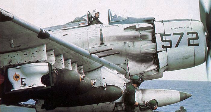 文件:A-1H Skyraider of VA-25 with toilet bomb on USS Midway (CVA-41) in October 1965 (NNAM.1996.253.2381).jpg