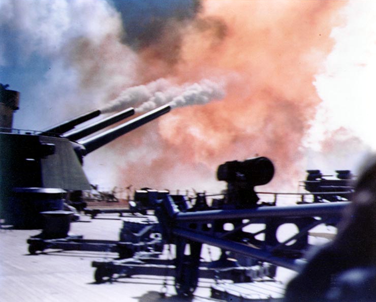 文件:Aft turret of USS North Carolina (BB-55)9 fires salvo in 1941.jpg