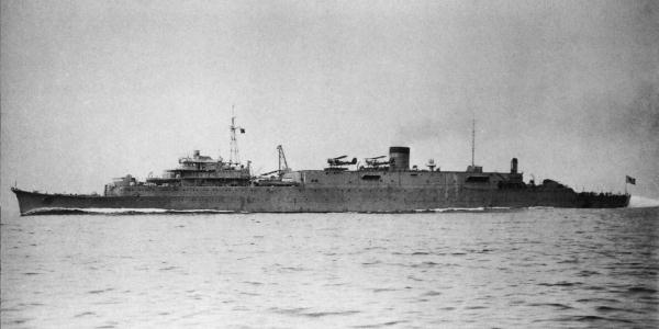 文件:Japanese submarine depot ship Tsurugizaki in 1939.jpg
