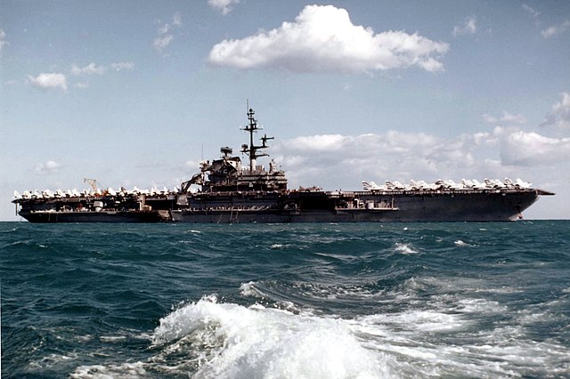 文件:USS Franklin D Roosevelt at anchor in 1976.jpg
