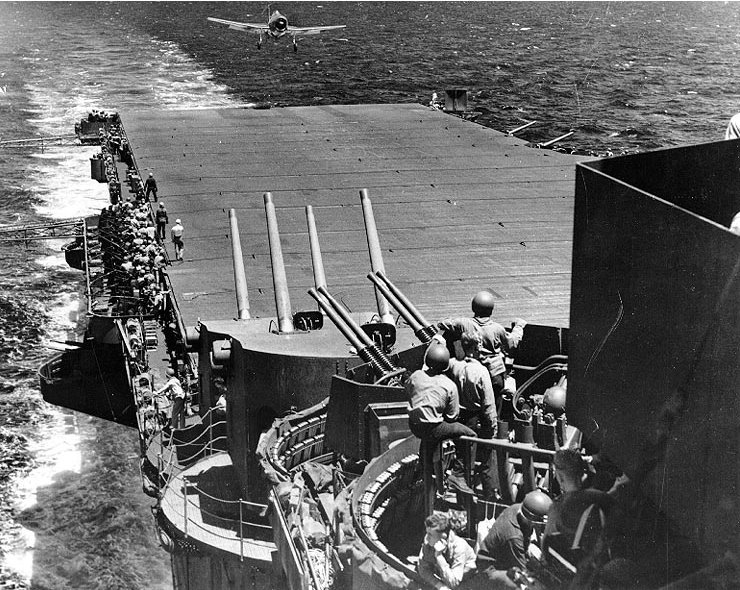 文件:USS Lexington (CV-16), June 1944, Philippine Sea.jpg