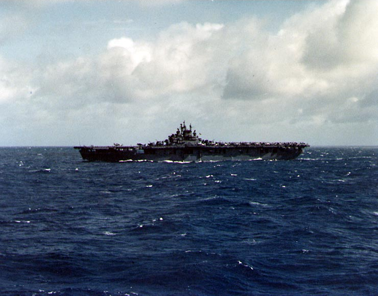 文件:USS Lexington (CV-16) underway at sea in November 1943 (80-G-K-102).png