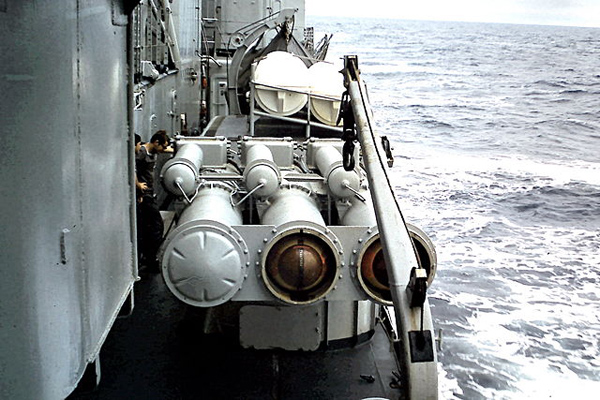 文件:L3 torpedo launchers.jpg