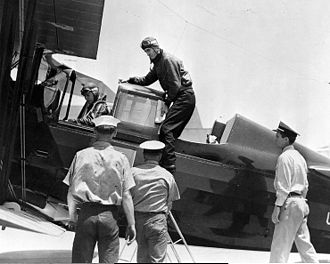 缩略图丨在1936年，金升任少将时，还乘坐柯蒂斯SOC海鸥侦察机再次登上列克星敦号