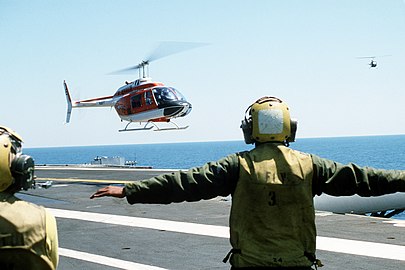 文件:TH-57A of HT-8 landing on USS Lexington (AVT-16) 1985.JPEG