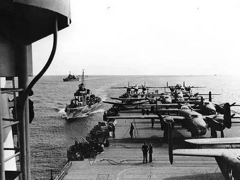 文件:USS Hornet flight deck April 1942.jpg