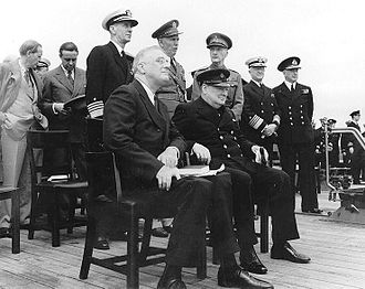 摄于1941年威尔士亲王号，大西洋宪法签订期间，罗斯福总统后面人就是金，金伴随总统出席了许多会议