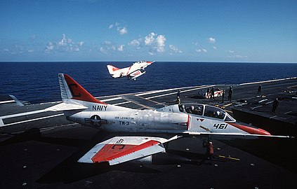 文件:Douglas TA-4J Skyhawk aboard USS Lexington (AVT-16), 1 April 1989 (6445251).jpg