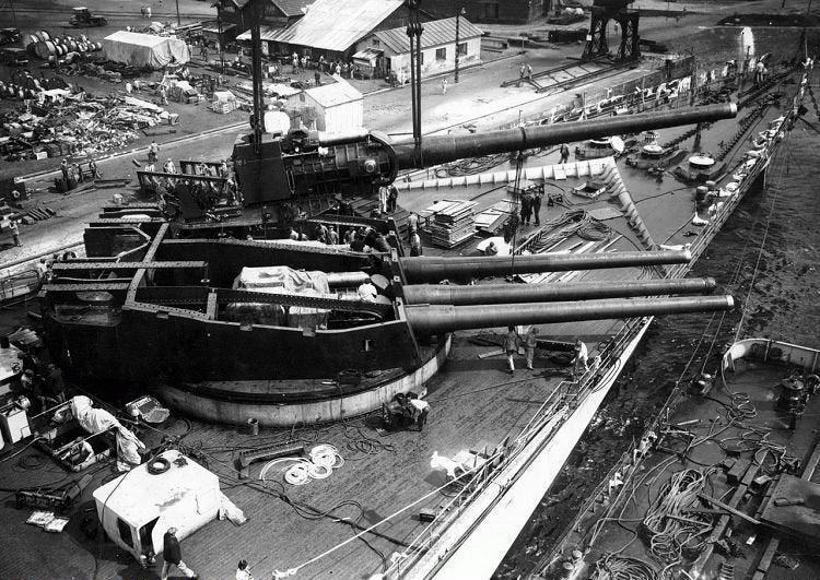 文件:Dunkerque quad turret under construction, internals visible.png