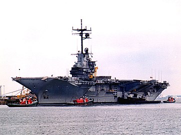 文件:USS Lexington (AVT-16) putting out to sea in Pensacola, Florida, (USA), in 1987.jpg