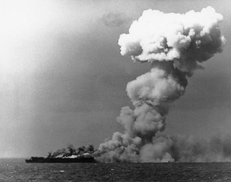 文件:USS Princeton (CVL-23) burning on 24 October 1944 (80-G-287970).jpg