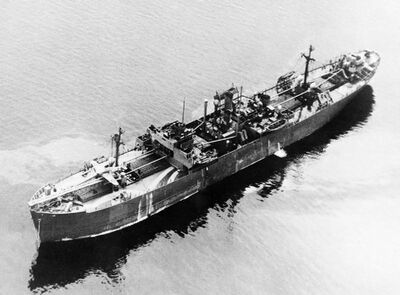帝国劳伦斯号（Empire Lawrence）CAM船，1941年，注意舰首的弹射器和海飓风战斗机。