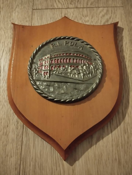 文件:RM Pola crest.png