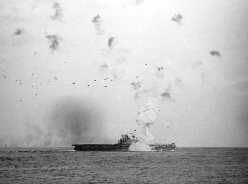 文件:USS Enterprise (CV-6) is hit by kamikaze on 14 May 1945 (80-G-323565).jpg