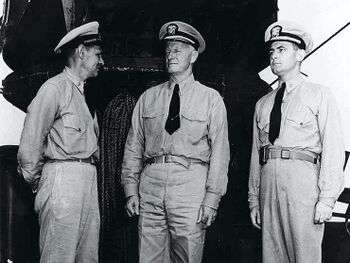 1942年11月13日瓜达尔卡纳尔海战结束后不久，太平洋舰队司令尼米兹（左二，Chester W. Nimitz）登上残破的旧金山号进行视察，左边一是旧金山号的损管事务官赫伯特·E·肖兰上校，左三是旧金山号的通讯官布鲁斯·麦坎德利斯少将