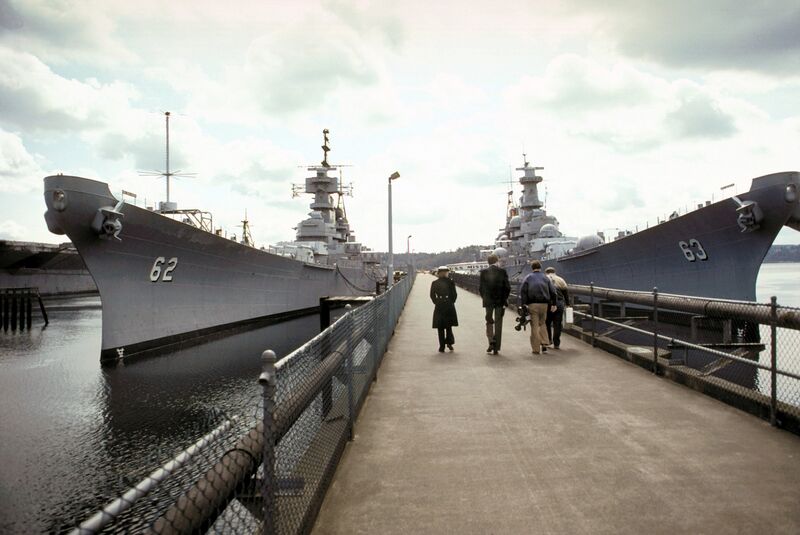 文件:2880px-USS Missouri (BB-63) and USS New Jersey (BB-62) mothballed.jpg