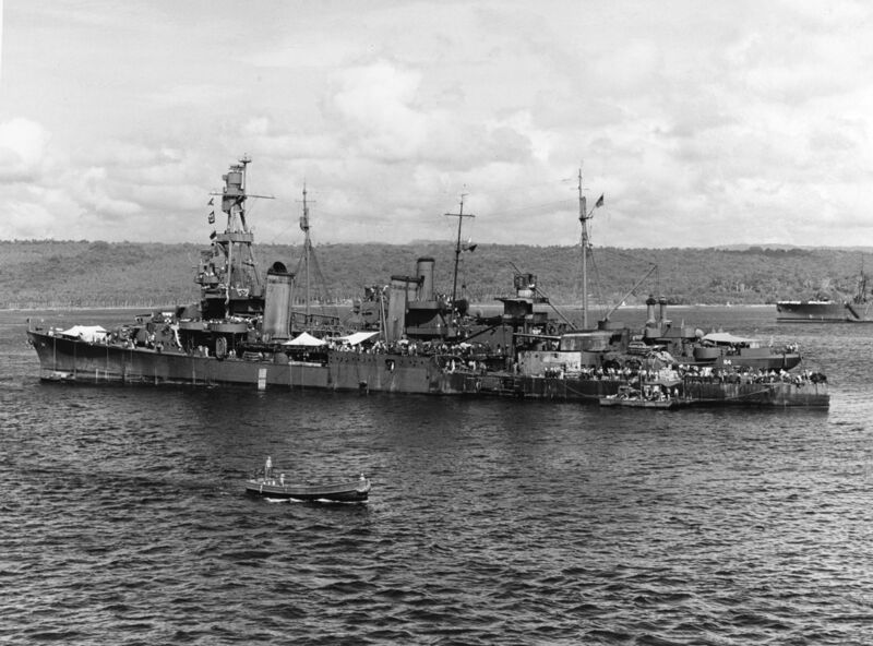 文件:USS Pensacola (CA-24) alongside of USS Vestal (AR-4) after the Battle of Tassafaronga, 17 December 1942 (80-G-33862).jpg