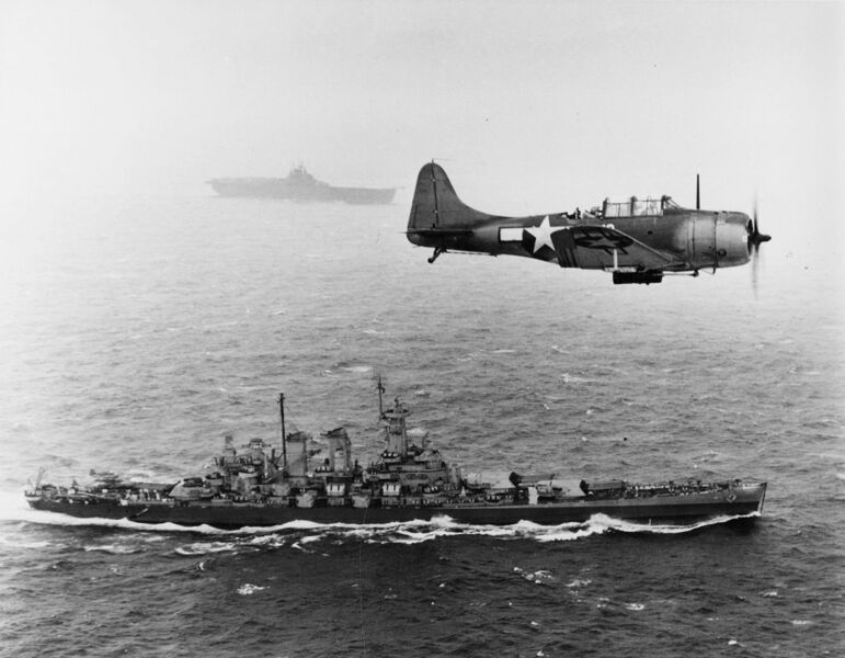 文件:SBD VB-16 over USS Washington 1943.jpg