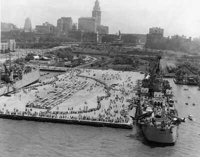 1957年梅肯访问俄亥俄州克利夫兰市的场景，每天约有3000人上舰参观（注意舰艉的两座“天狮星”导弹发射架）