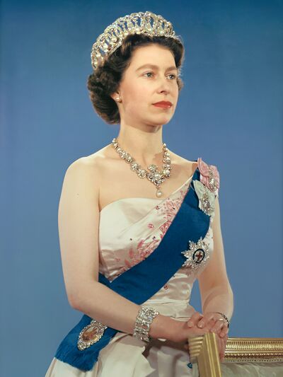 Queen_Elizabeth_II_official_portrait_for_1959_tour_(retouched)_(cropped)_(3-to-4_aspect_ratio)