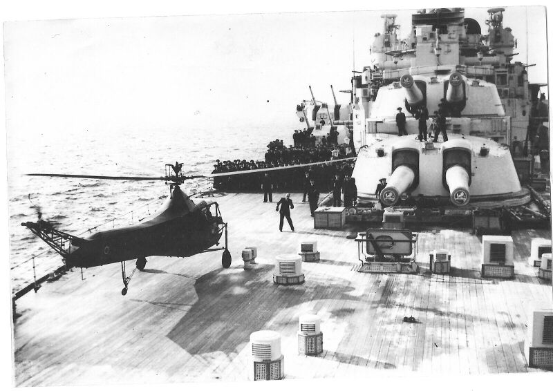 文件:Sikorsky-r-4-hoverfly-landing-on-the-quarterdeck-of-hms-vanguard-on-february-1-1947-off-of-portland-bill.jpg