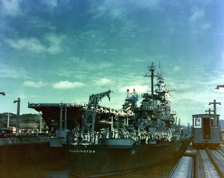 文件:2880px-USS Washington (BB-56) and USS Enterprise (CV-6) in the Panama Canal, October 1945.jpg