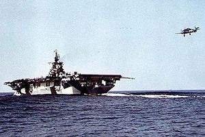 USS Hancock (CV-19) recovers a Grumman F6F Hellcat, circa in 1944 (80-G-K-1929-A).jpg