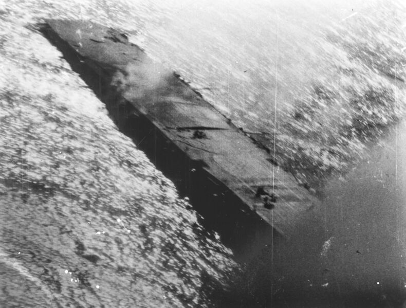 文件:Japanese aircraft carrier Zuihō sinking on 24 October 1944 (80-G-272552).jpg
