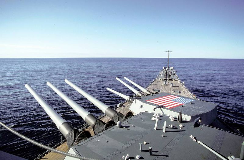 文件:The-no-1-and-no-2-mark-7-16-inch50-cal-gun-turrets-of-the-battleship-uss-iowa-95c04e.jpg