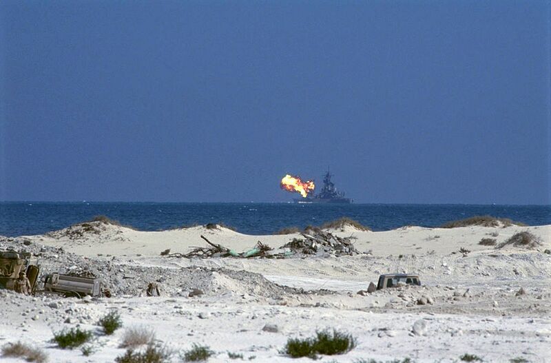 文件:USS Missouri shells Kuwait off Khafji In Al Khafji, Saudi Arabia On February 05, 1991..jpg