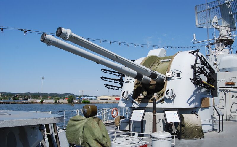 文件:HMS Smaland, aft 120 mm turret (cropped 2).jpg