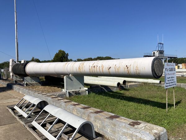 现在这门18英寸Mark A舰炮被单独陈列出来，告示牌上的文字是：“这是美国海军中唯一的18"/47火炮，火炮重量391000磅，炮弹重量3850磅，发射药重量810磅，药室容积36900立方英寸。”摄于2024年5月。