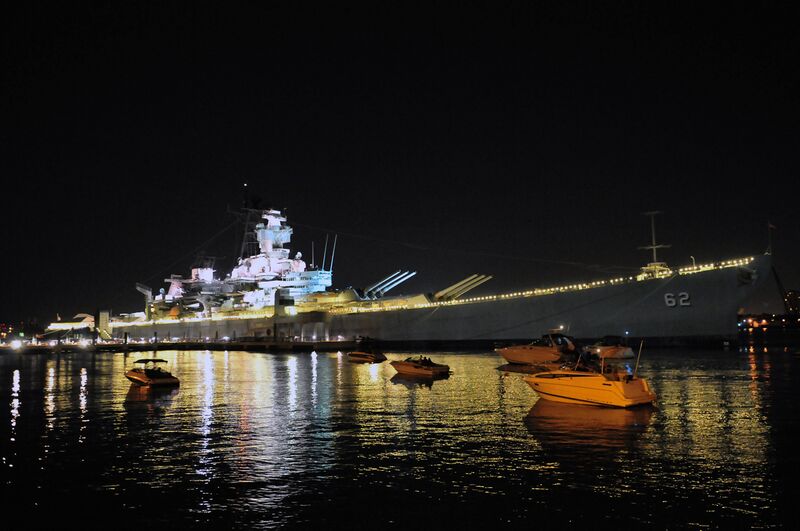 文件:USS New Jersey Night.jpg