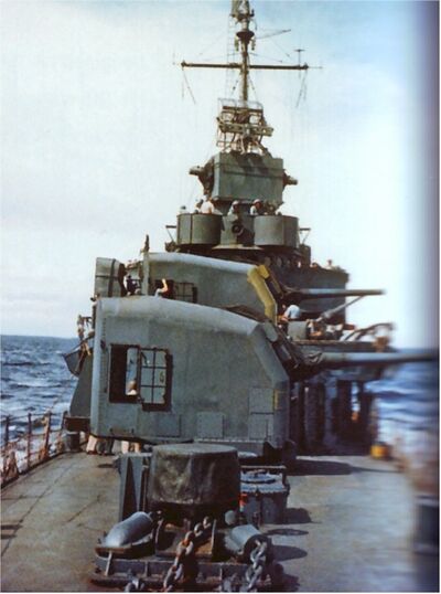 弗莱彻号的前甲板，可以清晰的看到前甲板的两座Mark 12 高平两用炮（Mark 30炮座）、舰桥前部顶上的Mk.4（FD）火控雷达以及顶部的SC-2对空搜索雷达天线