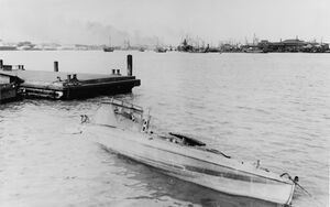 第二天清晨被发现半沉在上海外滩九江路口的史102号