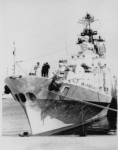 汉堡号的舰艏，可以清晰的看到舰艏的三个内嵌鱼雷发射管