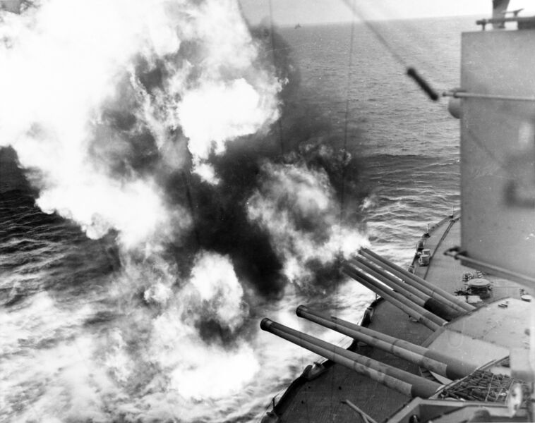 文件:USS Nevada (BB-36) fire on positions ashore.jpg