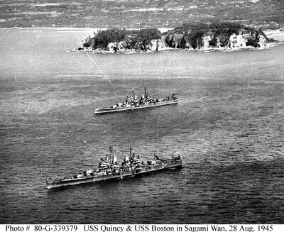 1945年8月26日，波士顿（下方）与她的姐妹舰昆西号（上方，USS Quincy CA-71）在日本的相模湾进行巡航