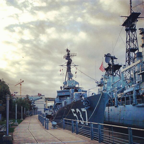 文件:USS THE SULLIVANS (destroyer) 2013-09-22 07-37-32.jpg