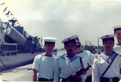 1980年9月访问中国的考文垂号水兵参观上海吴淞军港，并与值更战士合影