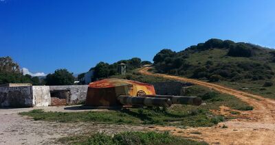 现位于西班牙塔里法岸边的岸防炮塔，该炮正是来自于海梅一世