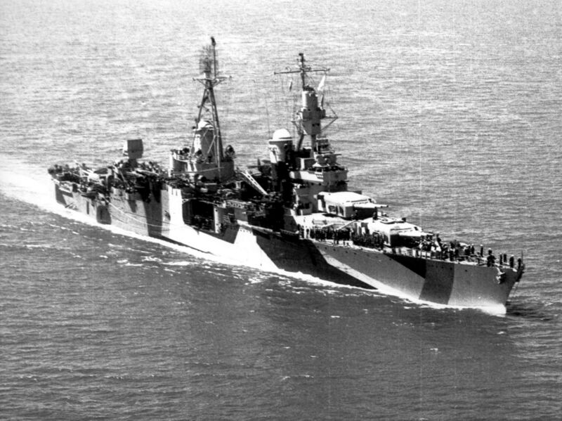 文件:USS Indianapolis (CA-35) underway in 1944 (stbd).jpg
