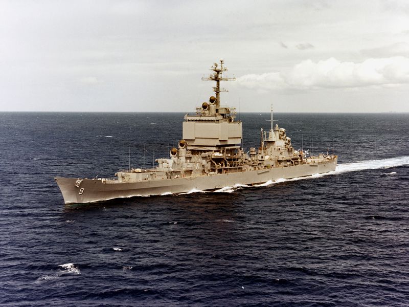 文件:USS Long Beach (CGN-9) underway off Oahu on 9 May 1973.jpg