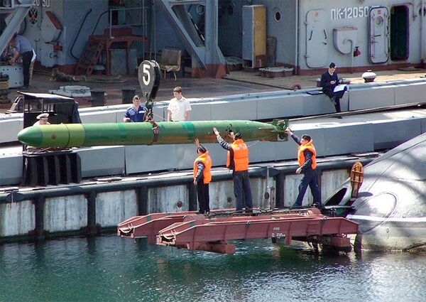 俄罗斯877V型(K级)潜艇B-871号在装填53-65K型鱼雷。