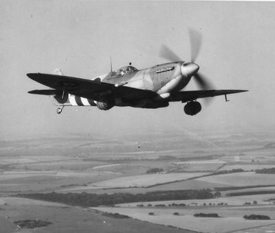 一架挂着两个啤酒桶的“喷火”Mk.IX战斗机