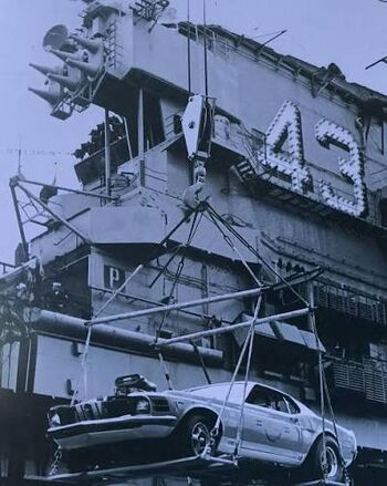 1970年来自“执法者”车队的野马Boss 429正在被运上珊瑚海号,背后的将桥上可以看到她的舷号“43”