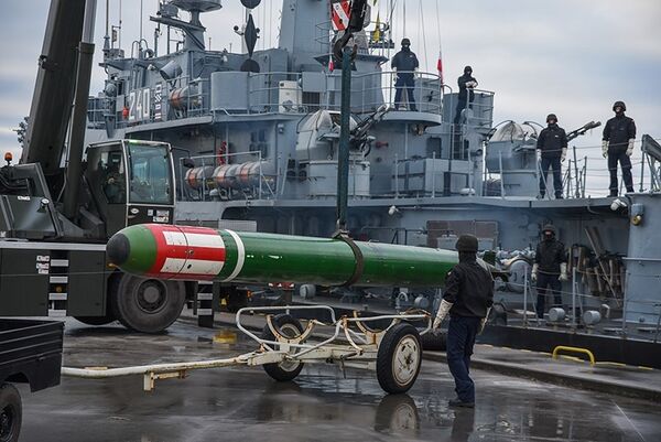 波兰海军卡舒布号轻护卫舰（ORP Kaszub）正在装填SET-53ME鱼雷，这种鱼雷仍然是不少国家的现役装备。摄于2019年8月北约SNMG1舰队在波罗的海演习期间。